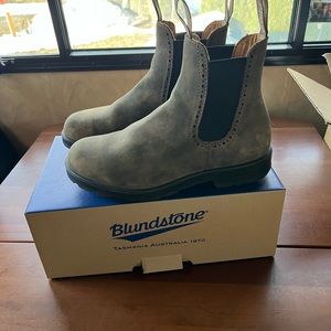 Women’s high top Blundstone Chelsea boots in Rustic Brown